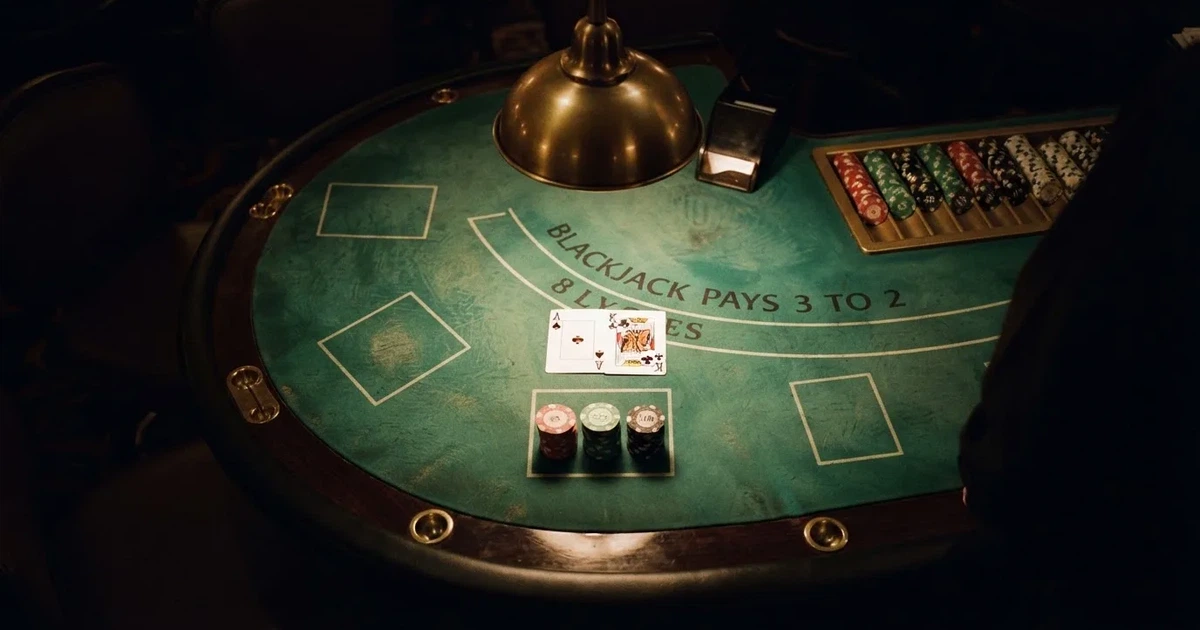 Mesa de jogo iluminada com cartas, vista de cima — blackjack ao vivo em portugal