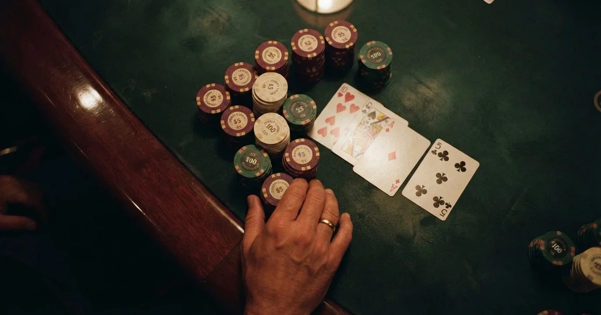 Mesa de jogo iluminada com cartas, vista de cima — casino slots portugues