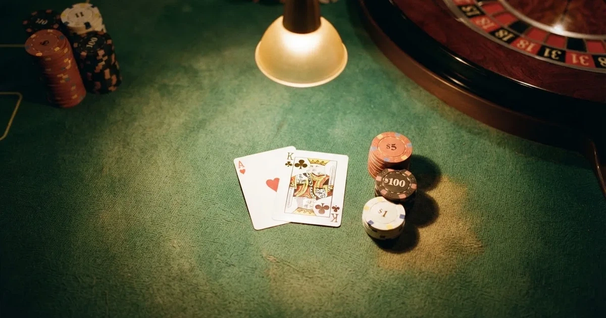 Mesa de jogo iluminada com cartas, vista de cima — cassinos ao vivo em portugal