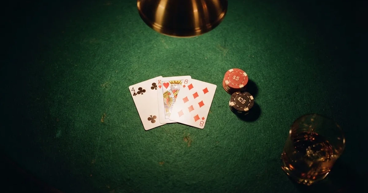 Mesa de jogo iluminada com cartas, vista de cima — live casinos em portugal