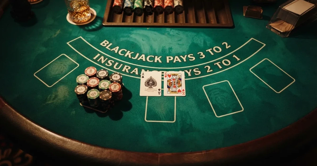 Mesa de jogo iluminada com cartas, vista de cima — tabelas de blackjack em portugal